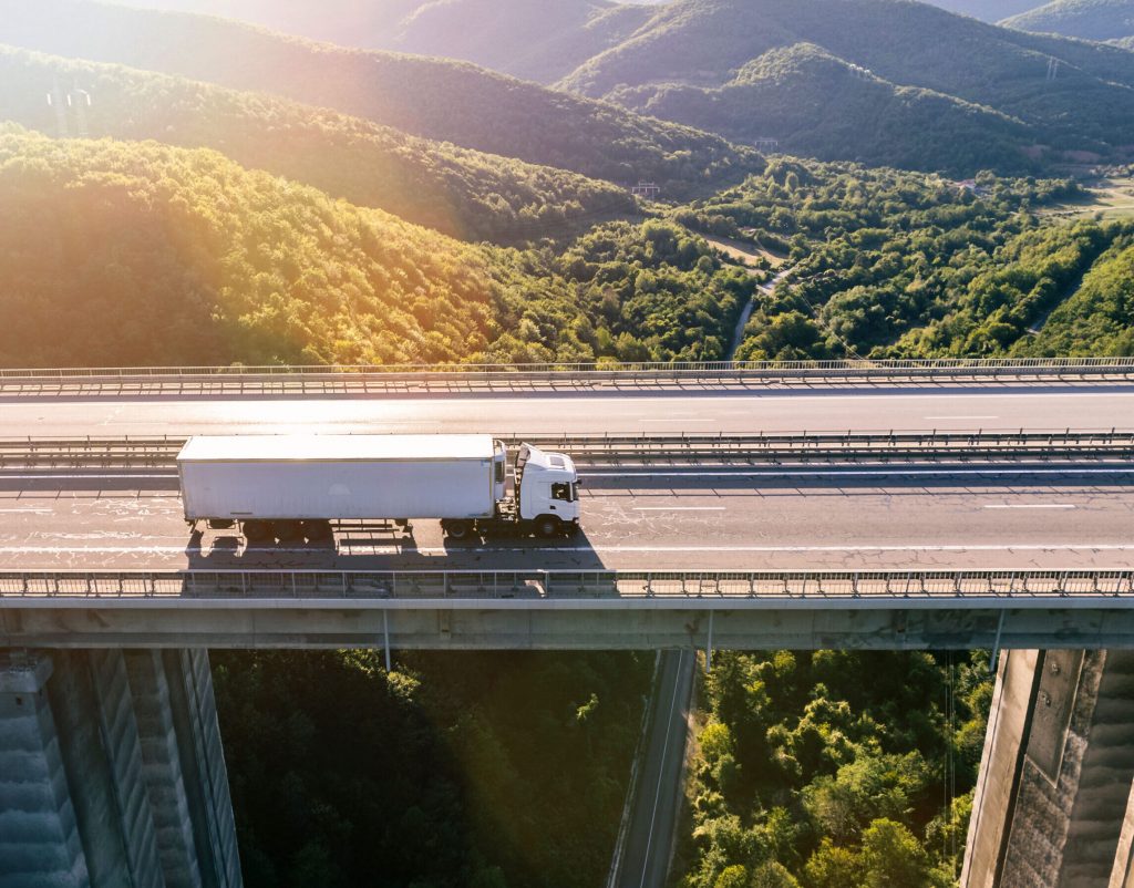 LKW auf einer Brücke - Spedition LOGISTIK KONTOR GmbH Thüringen